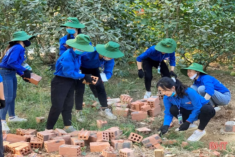 Sinh viên Hà Nội dành ngày nghỉ hè làm nông thôn mới tại nơi nóng nhất Hà Tĩnh