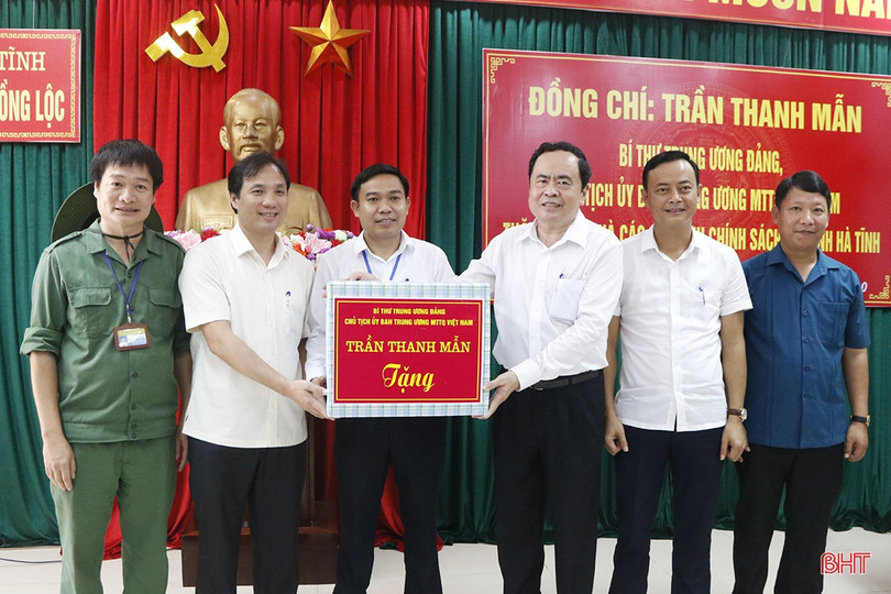 Chủ tịch Ủy ban Trung ương MTTQ Việt Nam tặng quà các gia đình chính sách tại Hà Tĩnh