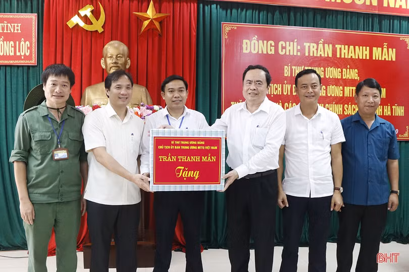 Chủ tịch Ủy ban Trung ương MTTQ Việt Nam tặng quà các gia đình chính sách tại Hà Tĩnh