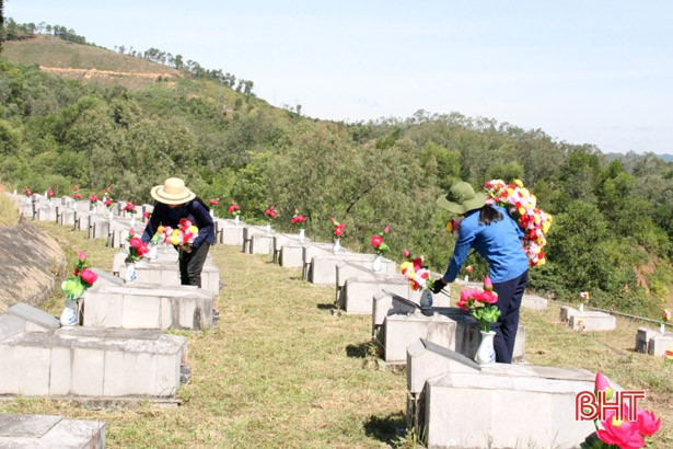 Tuổi trẻ Hương Sơn dâng hơn 1.100 bó hoa tươi thắm lên các phần mộ liệt sỹ