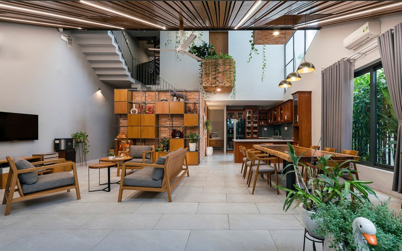 Nhờ có sân thượng trồng cây mà nhà phố xanh y như nhà vườn