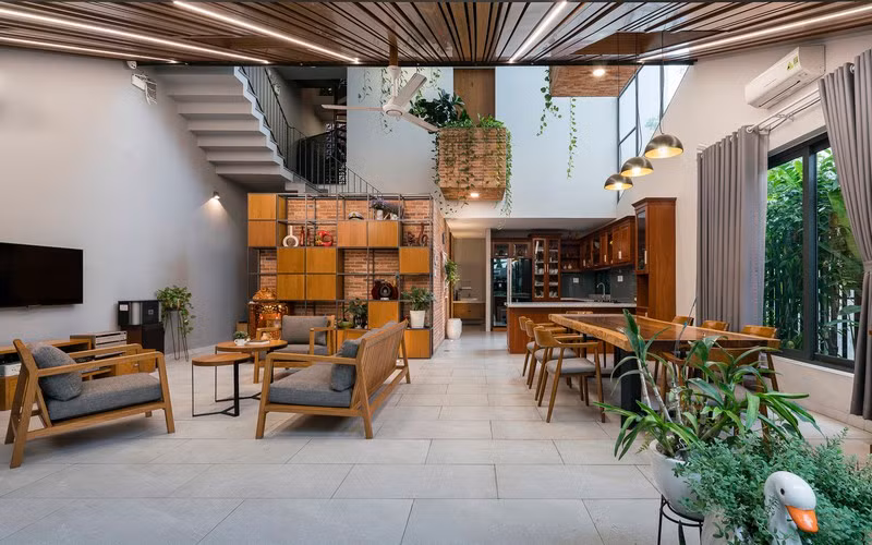 Nhờ có sân thượng trồng cây mà nhà phố xanh y như nhà vườn