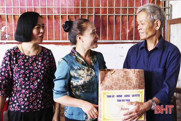Lãnh đạo Hà Tĩnh thăm hỏi, tặng quà các gia đình chính sách ở Kỳ Anh