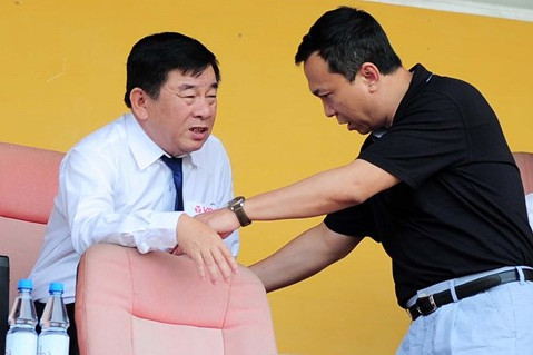 Bằng cách này hay cách khác, ông Mùi và điệp khúc "rút kinh nghiệm" của mình tồn tại vững bền, bất chấp bức xúc từ dư luận. Ảnh: Quốc Bảo. bau duc muon the do nhung ong mui chi bi the vang