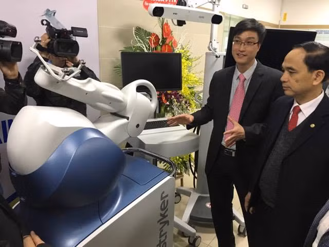 lan dau tien viet nam ung dung robot phau thuat than kinh so nao thay khop goi