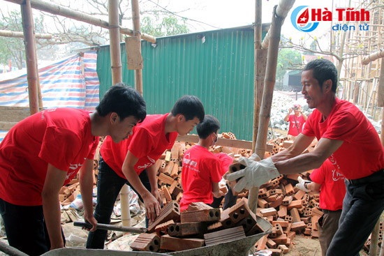 nhan vien prudential tinh nguyen cai tao truong thcs lam hong