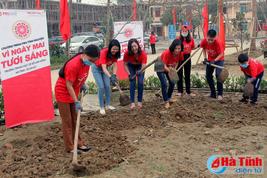 nhan vien prudential tinh nguyen cai tao truong thcs lam hong