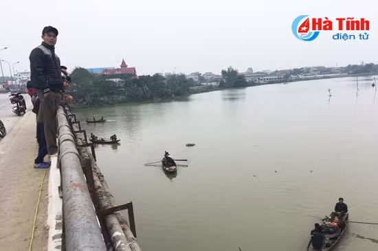 tim thay thi the nam sinh nhay cau tu van