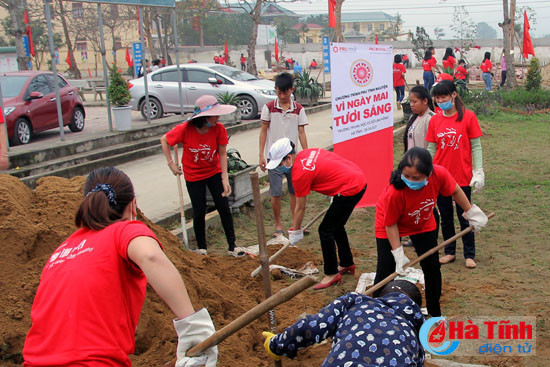 nhan vien prudential tinh nguyen cai tao truong thcs lam hong