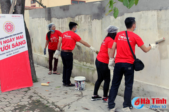 nhan vien prudential tinh nguyen cai tao truong thcs lam hong