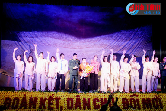 nha hat kich noi quan doi dien kich phuc vu cbcs ba con nhan dan