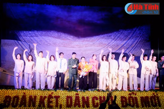 nha hat kich noi quan doi dien kich phuc vu cbcs ba con nhan dan