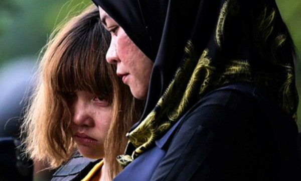 Đoàn Thị Hương khi rời phiên tòa. Ảnh: AFP doan thi huong bi buoc toi muu sat doi mat voi an tu hinh