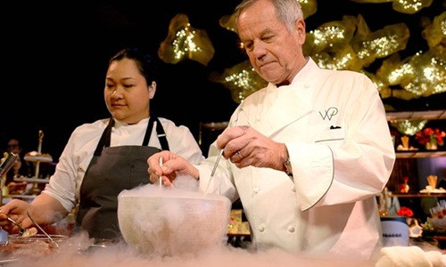 Đầu bếp Wolfgang Puck (phải) chịu trách nhiệm dạ tiệc sau Oscar năm nay. Ảnh: AFP nhung thuong vu trieu usd phia sau le trao giai oscar