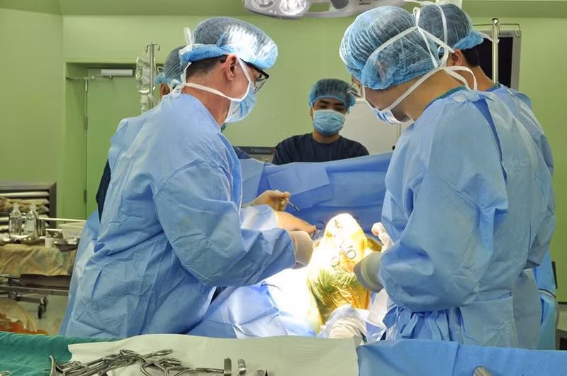 lan dau tien viet nam ung dung robot phau thuat than kinh so nao thay khop goi