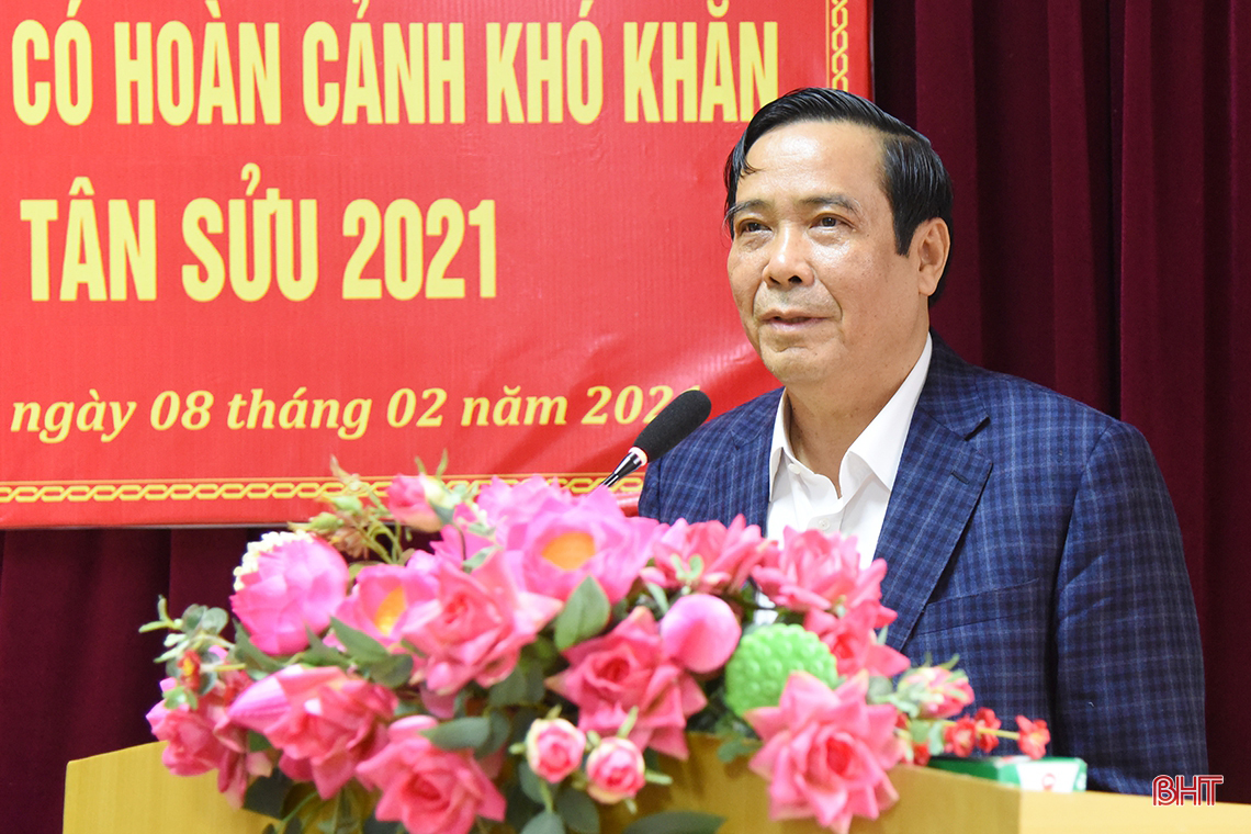 Phó Trưởng ban Thường trực Ban Tổ chức Trung ương trao 1.600 suất quà cho người nghèo Hà Tĩnh