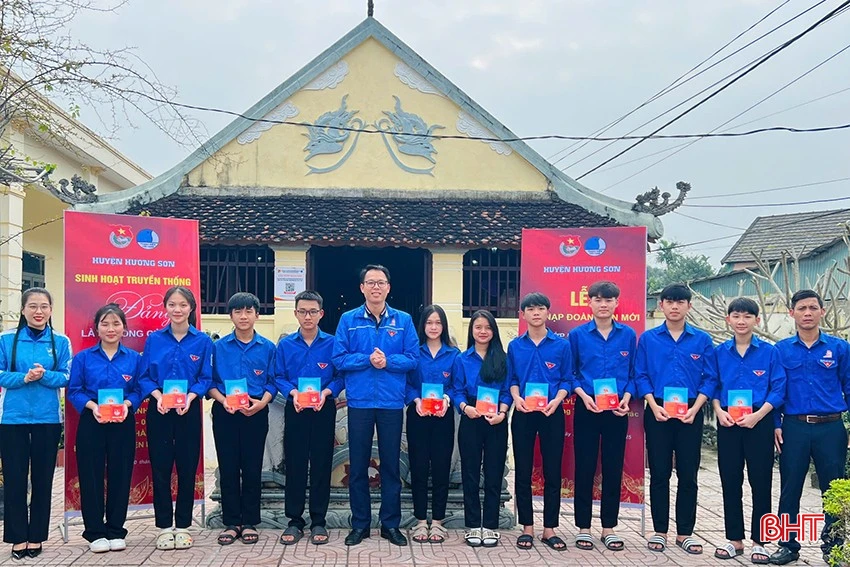 Tổ chức sinh hoạt truyền thống “Đảng là lẽ sống của tôi” và kết nạp 95 đoàn viên mới thuộc lớp đoàn viên 95 năm thành lập Đảng Cộng sản Việt Nam tại Hương Sơn.