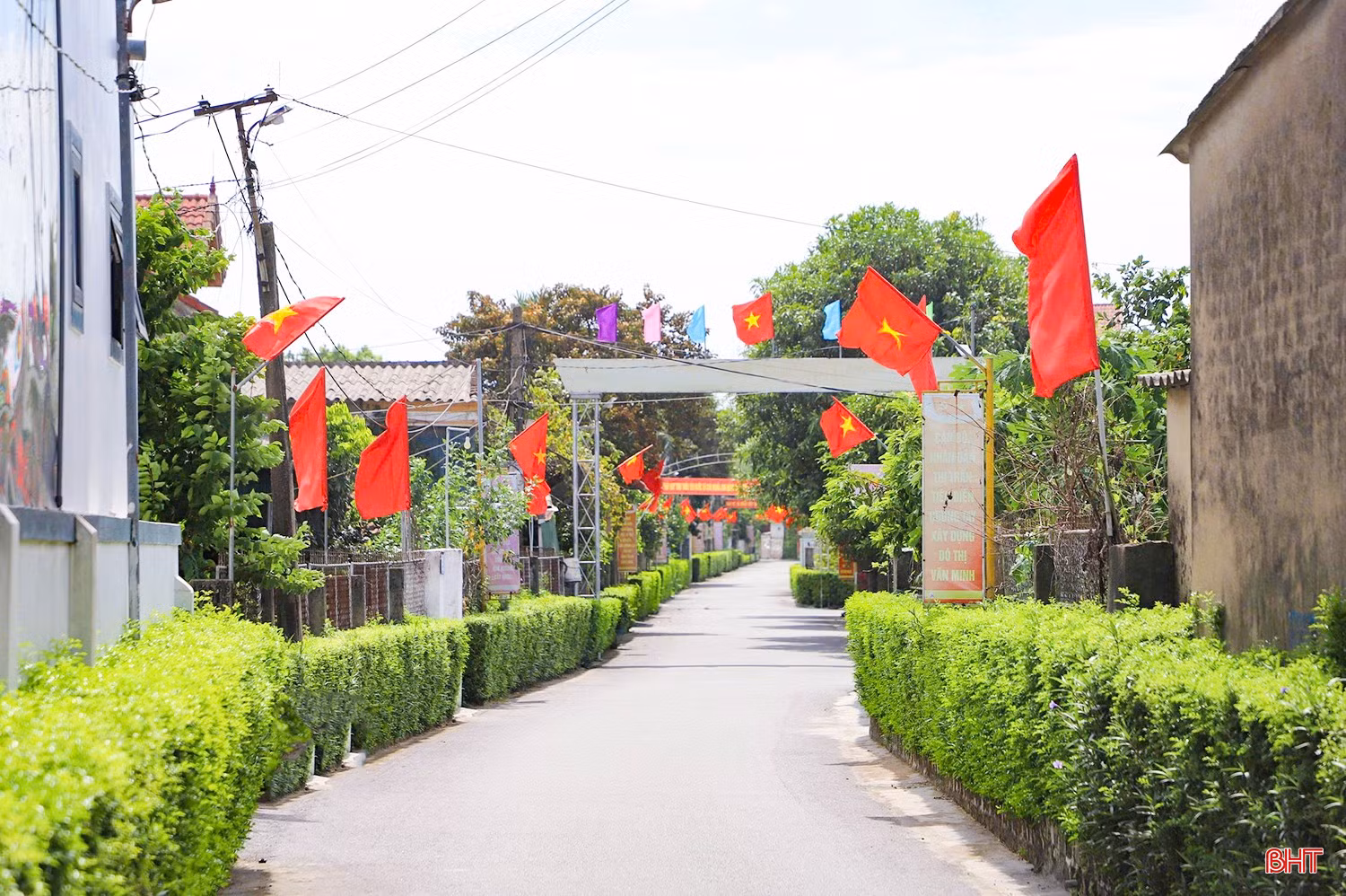 Khí thế thi đua được lan tỏa từ phố thị đến thôn quê, như cách người dân bày tỏ sự tin tưởng vào thành công của đại hội, mở ra những bước phát triển mới cho quê hương.