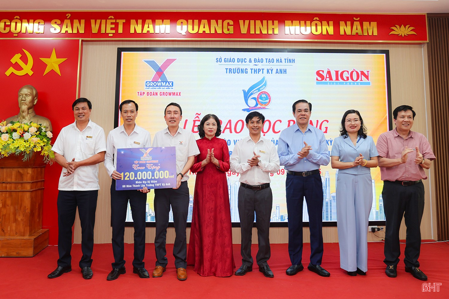 អ្នករៀបចំកម្មវិធីបានបង្ហាញនិមិត្តសញ្ញាគាំទ្រធនធានដល់វិទ្យាល័យ Ky Anh។ bqbht_br_aimg-2310.jpg
