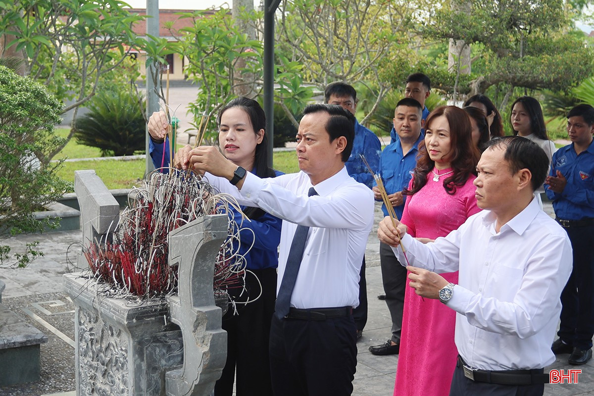 Đoàn dâng hương tại Khu tưởng niệm anh hùng liệt sỹ Lý Tự Trọng. bqbht_br_aimg-2283.jpg