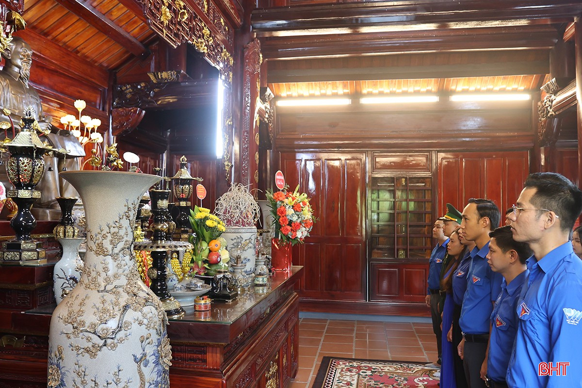 Trước đó, đoàn đại biểu đã dâng hương, dâng hoa tại Khu lưu niệm Bác Hồ về thăm Hà Tĩnh. bqbht_br_aimg-2271.jpg