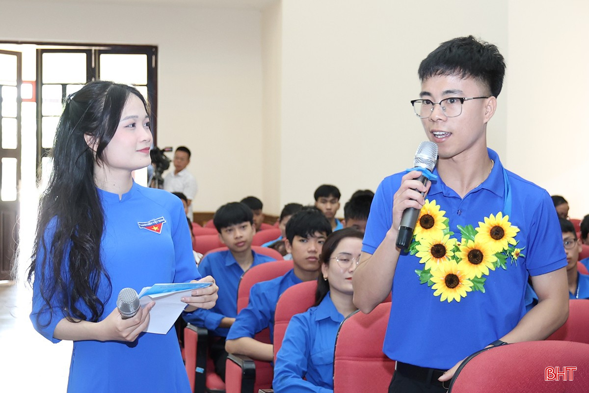 Chương trình cũng đã giao lưu, trò chuyện với các đại biểu về hành trình cống hiến, nỗ lực của mình. bqbht_br_aimg-2315.jpg