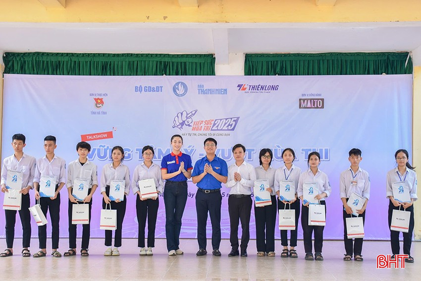 ...và 10 suất học bổng cho học sinh Trường THPT Lê Quý Đôn, mỗi suất trị giá 1 triệu đồng. bqbht_br_alqd.jpg