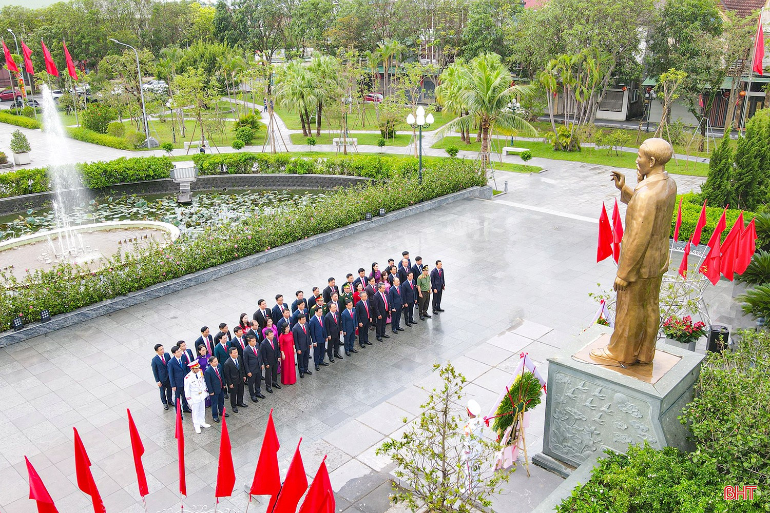 Đoàn đại biểu dâng hoa tại Khu Lưu niệm Bác Hồ về thăm Hà Tĩnh. bqbht_br_adji-fly-20250930-075832-512-1759193937731-photo.jpg