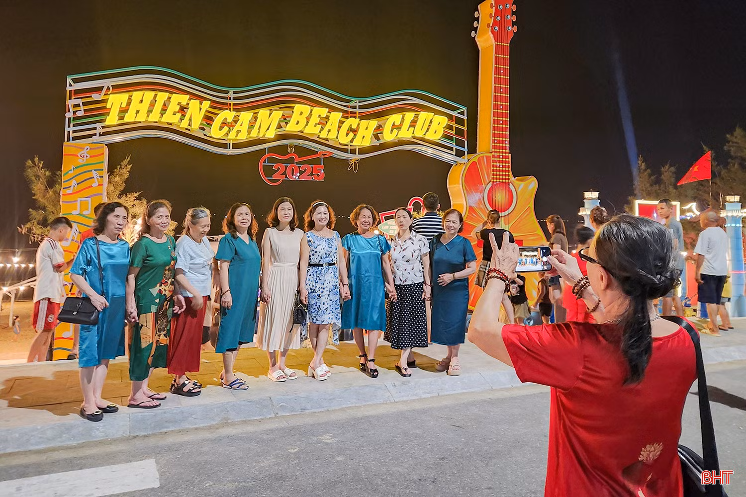 Du khách dạo bước dọc tuyến đường chính đã dễ dàng có ngay những bức ảnh đẹp.