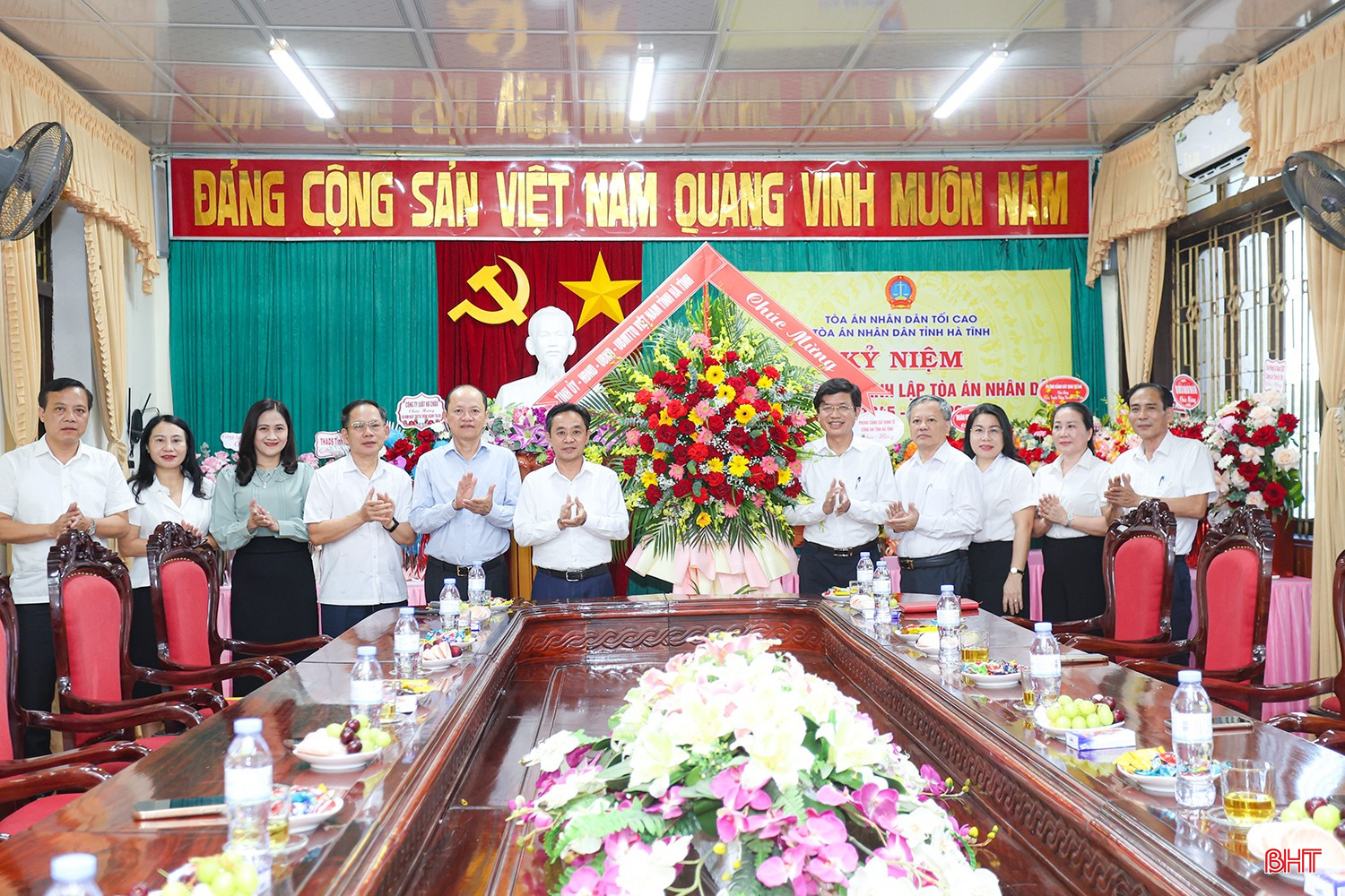 Các đồng chí lãnh đạo tỉnh tặng hoa chúc mừng Toà án nhân dân tỉnh Hà Tĩnh. bqbht_br_aimg-1872.jpg
