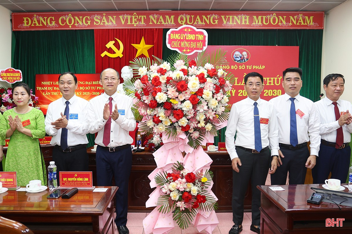 Phó Chủ tịch Thường trực UBND tỉnh Nguyễn Hồng Lĩnh và đại biểu tặng hoa chúc mừng đại hội. bqbht_br_aimg-5549.jpg