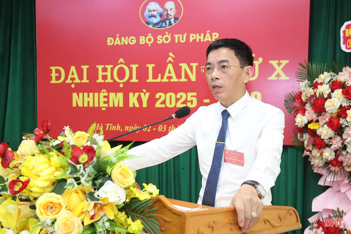 Giám đốc Sở Tư pháp Nguyễn Quốc Tuấn trình bày báo cáo kiểm điểm của Ban Chấp hành. bqbht_br_aimg-5519.jpg