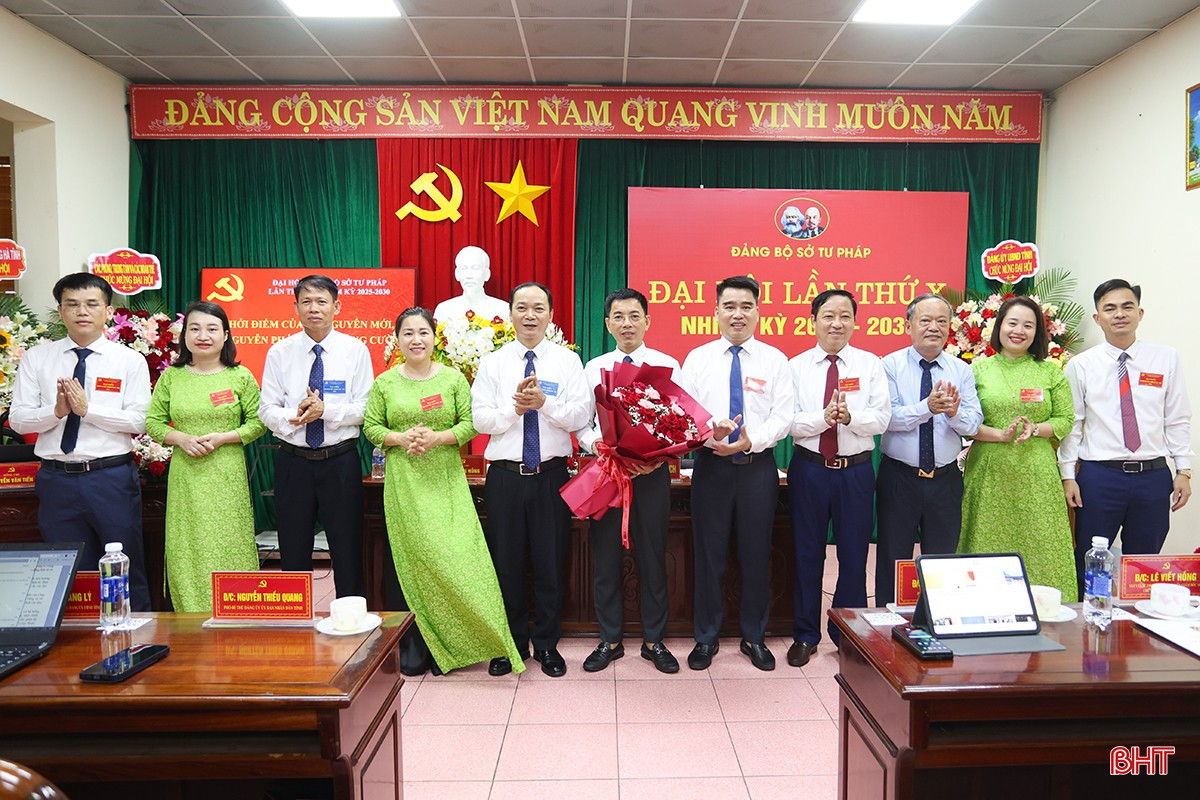 Lãnh đạo Đảng ủy UBND tỉnh tặng hoa chúc mừng Ban Chấp hành Đảng bộ Sở Tư pháp nhiệm kỳ mới. bqbht_br_aimg-5606.jpg