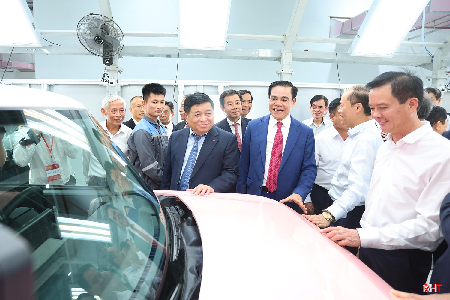 After the inauguration ceremony, Deputy Prime Minister Nguyen Chi Dung and delegates visited the factory's production line. bqbht_br_aimg-9591.jpg