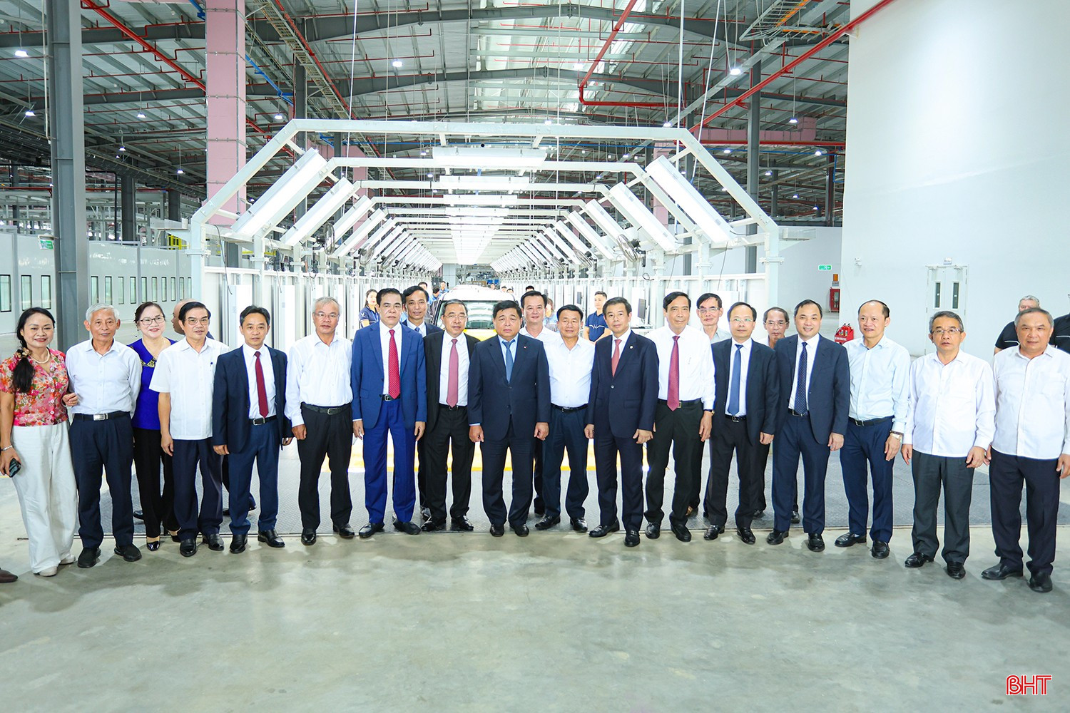 Delegates take souvenir photos at VinFast Electric Car Factory bqbht_br_aimg-9599.jpg