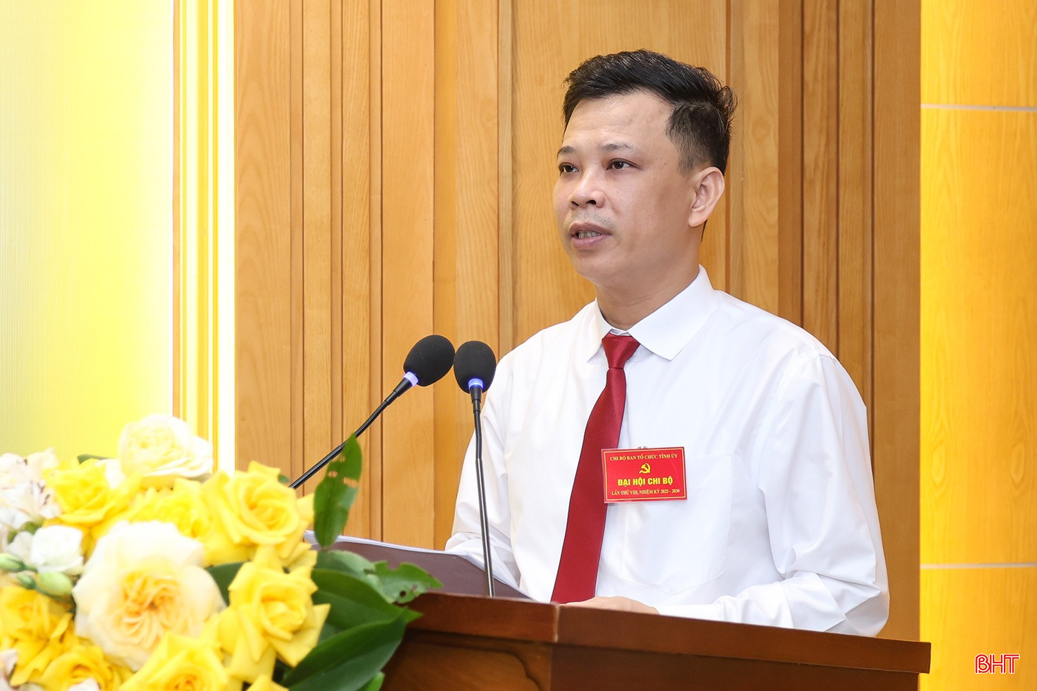Đồng chí Lê Thanh Hải - Phó Bí thư Chi bộ trình bày dự thảo Báo cáo chính trị của BCH Chi bộ Ban Tổ chức Tỉnh ủy nhiệm kỳ 2020 - 2025. bqbht_br_aimg-9449.jpg