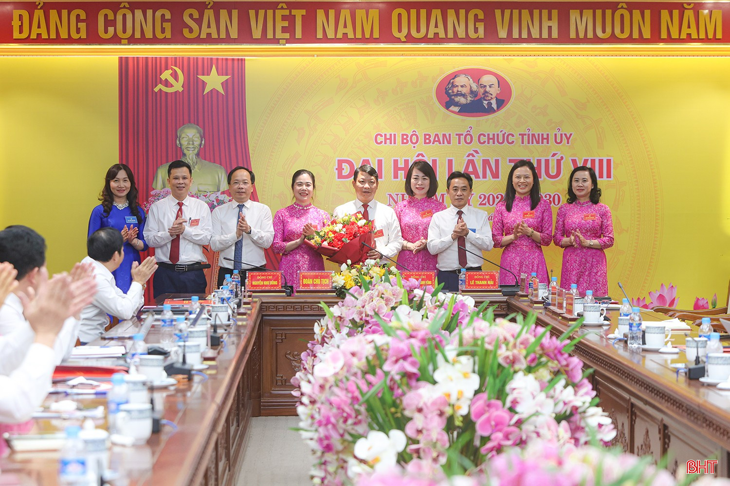 Bí thư Tỉnh ủy Nguyễn Duy Lâm và các đồng chí lãnh đạo tỉnh tặng hoa chúc mừng Ban Chấp hành Chi bộ Ban Tổ chức Tỉnh ủy nhiệm kỳ 2025 - 2030. bqbht_br_aimg-9483.jpg