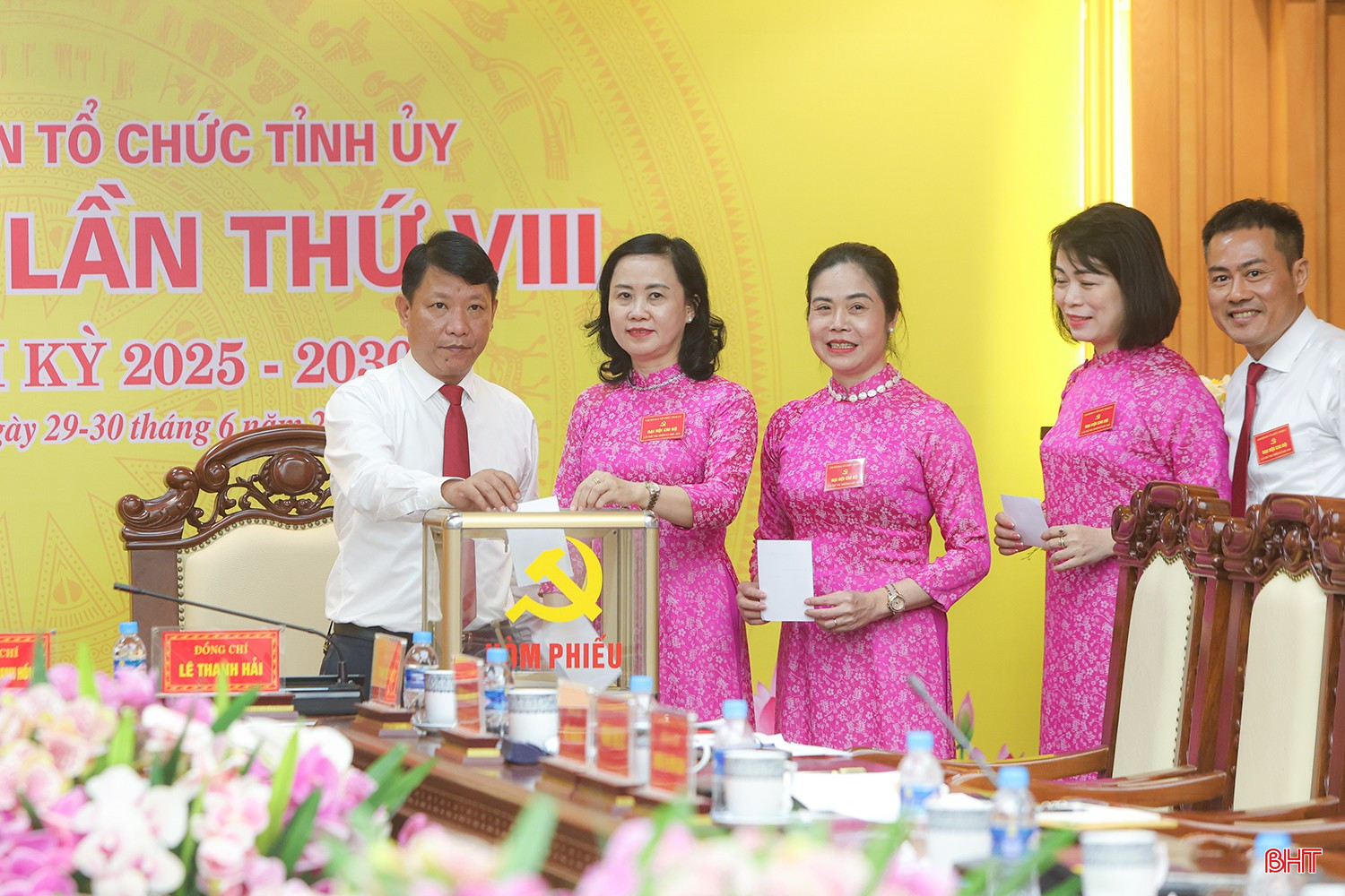 Đại biểu bỏ phiếu bầu Ban Chấp hành Chi bộ Ban Tổ chức Tỉnh uỷ nhiệm kỳ 2025 - 2030. bqbht_br_aimg-9468.jpg