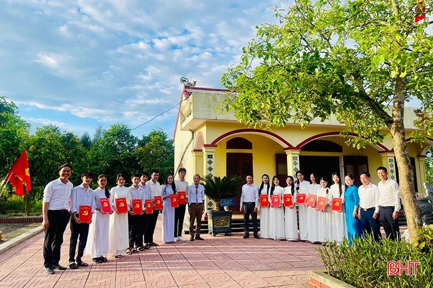 Các cấp bộ đoàn tiếp tục thực hiện tốt cuộc vận động “Đoàn viên thanh niên phấn đấu trở thành đảng viên Đảng Cộng sản Việt Nam” gắn với triển khai hiệu quả mô hình “Đảng viên tuổi 18”.