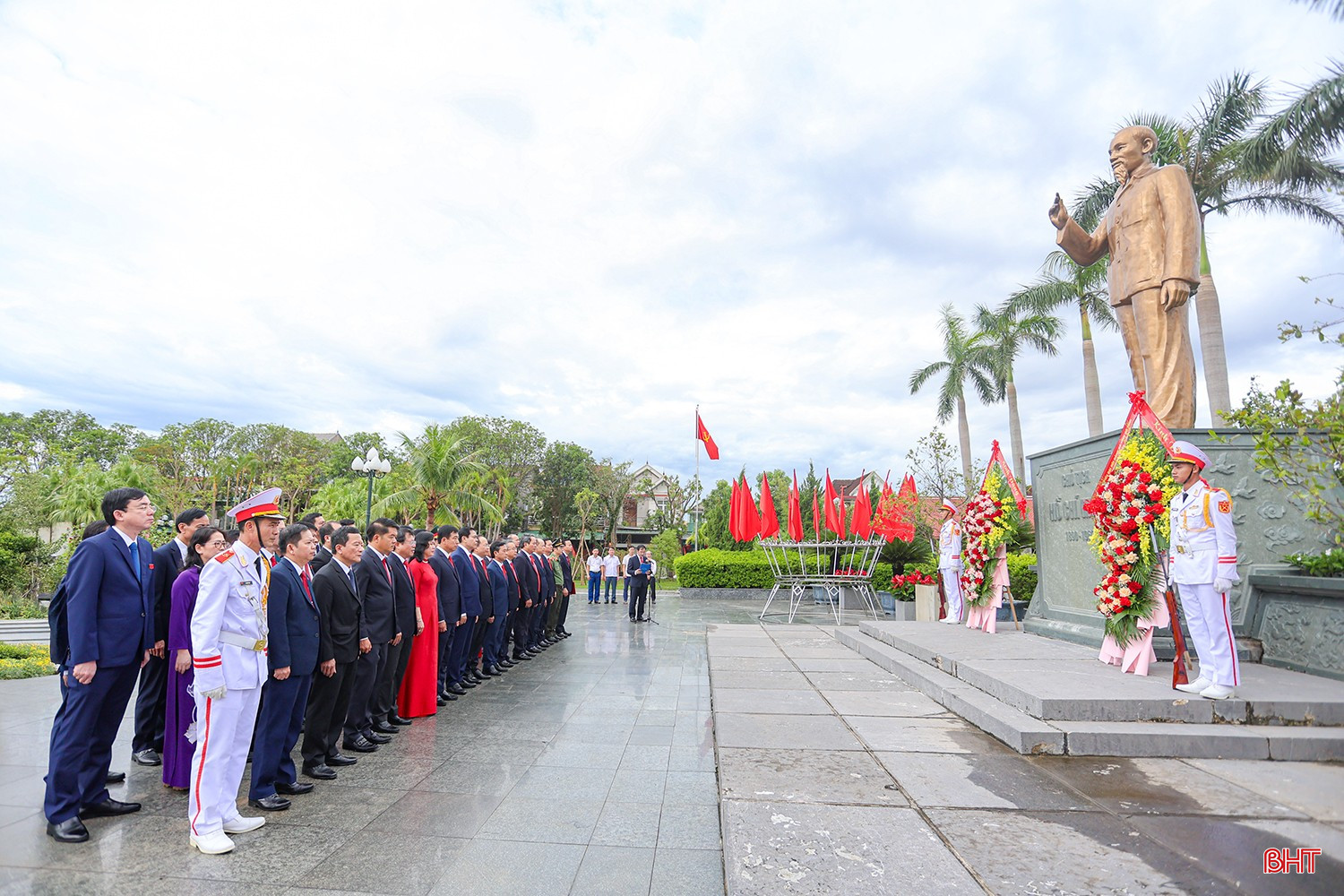 Đoàn đại biểu báo công lên Bác. bqbht_br_aimg-2737.jpg