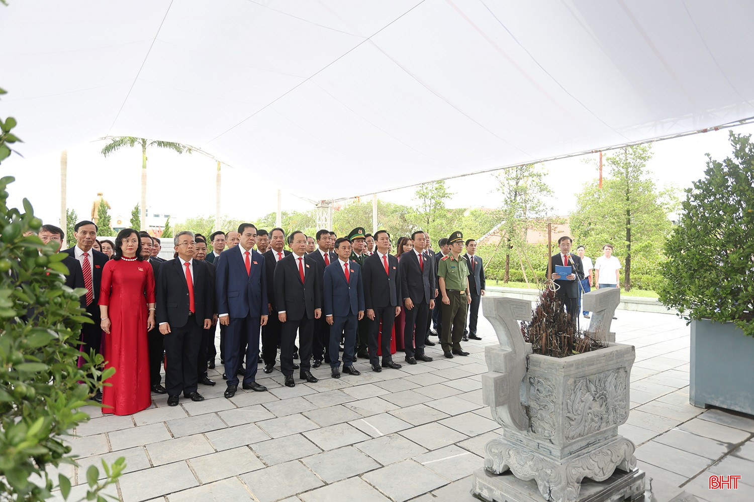 Đoàn đại biểu dâng hương tại Nhà thờ Bác Hồ. bqbht_br_aimg-2787.jpg
