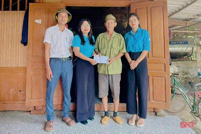 ...và trao quà cho các hộ gia đình hoàn cảnh khó khăn trên địa bàn. bqbht_br_acx2.jpg