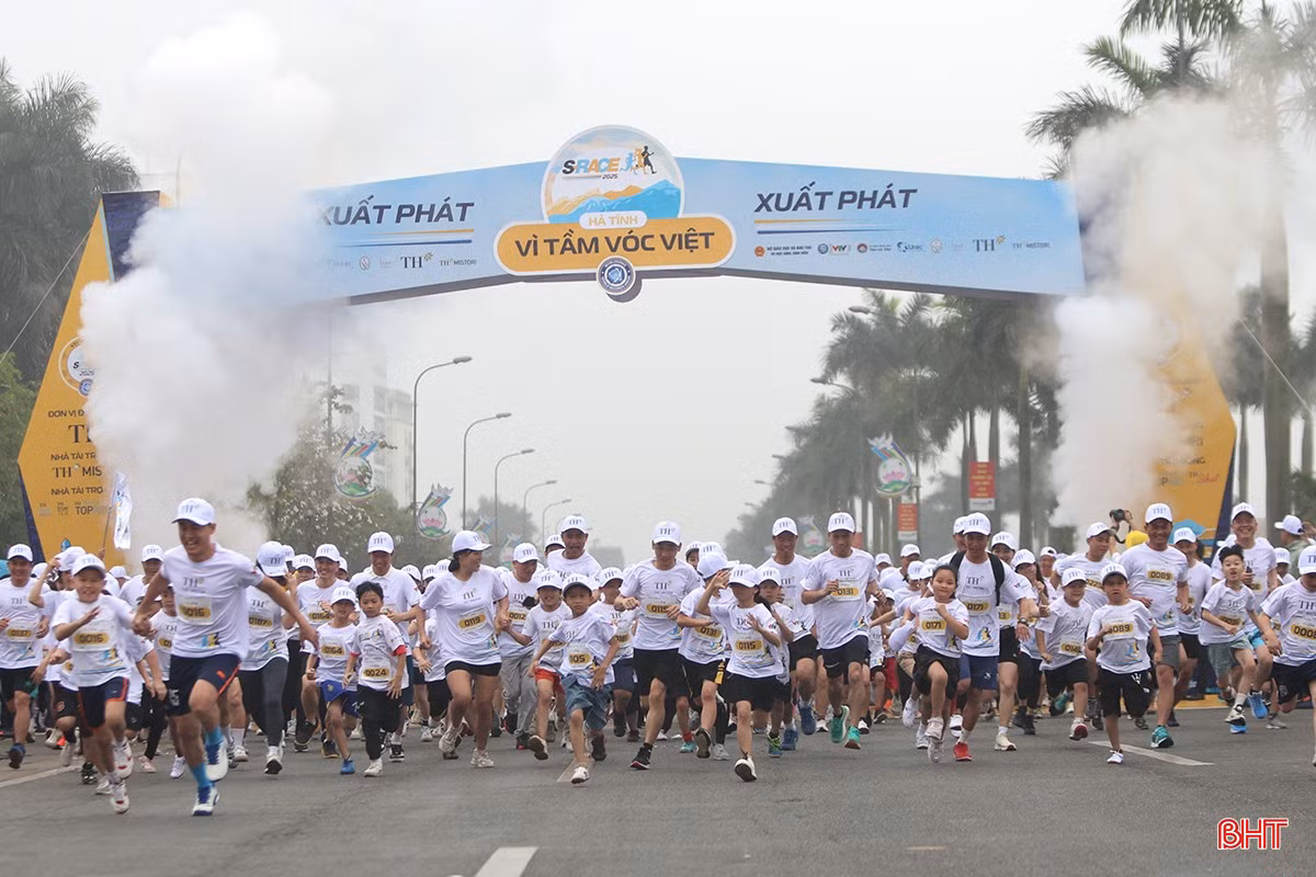 Không khí thể thao sôi nổi được tạo ra bởi hàng nghìn vận động viên.