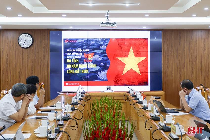 Đại biểu Hà Tĩnh xem phối cảnh không gian trưng bày của tỉnh tham gia triển lãm. bqbht_br_aimg-5500.jpg