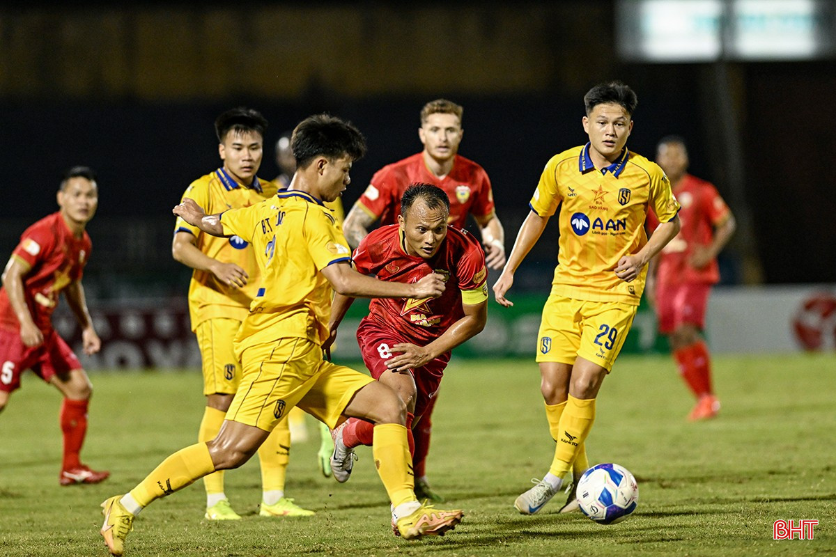 Hồng Lĩnh Hà Tĩnh tiếp đón Sông Lam Nghệ An trong khuôn khổ vòng 23 V.League 2024/2025 vào lúc 18h ngày 17/5 trên sân Hà Tĩnh. bqbht_br_z9a-0537.jpg