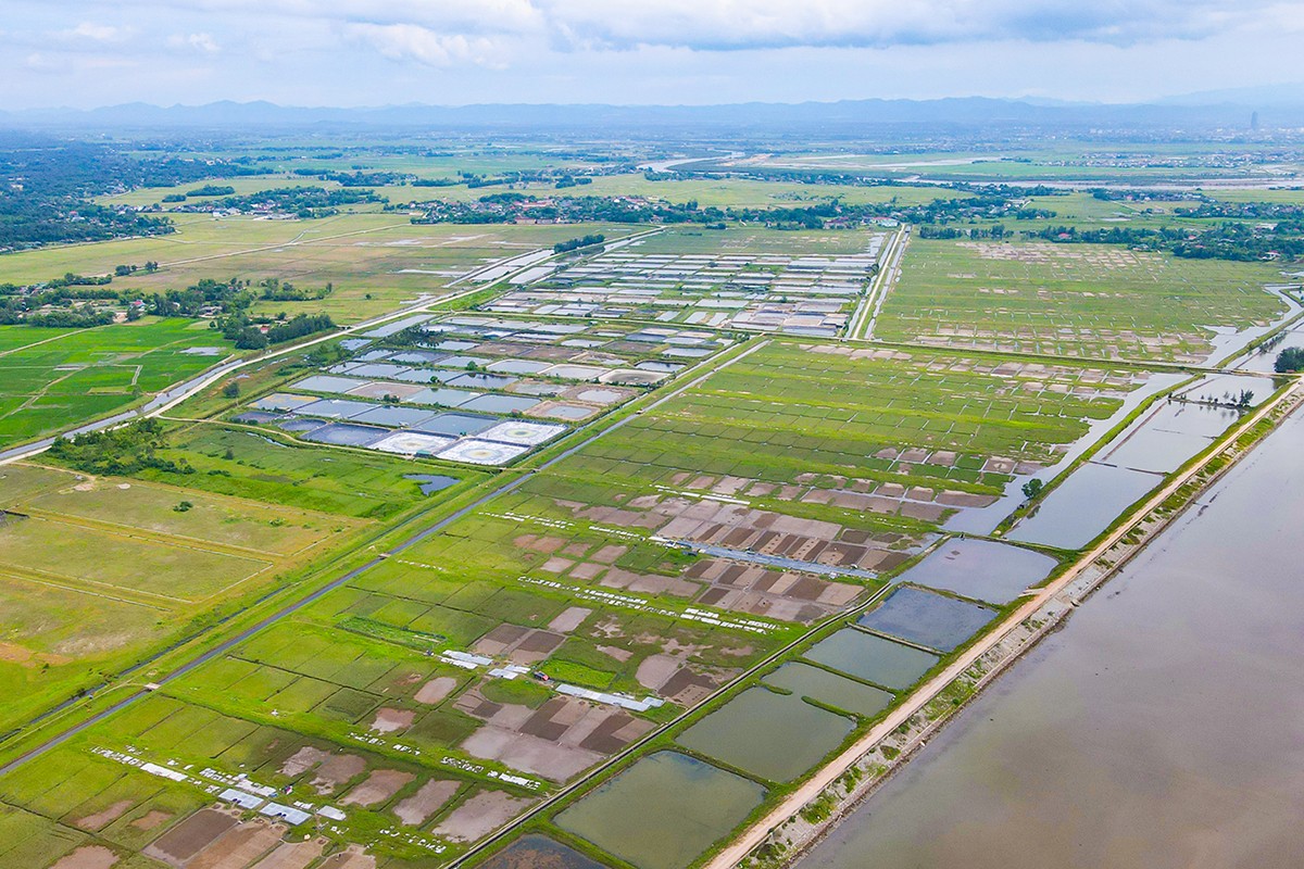 Việc đầu tư sẽ tập trung vào một số hạng mục như: xây dựng hệ thống kênh cấp, thoát nước với tổng chiều dài khoảng 5,3km (kênh cấp 3,2km, kênh thoát 2,1km); xây dựng 2 tuyến đường giao thông có tổng chiều dài khoảng 3,3km phù hợp với quy hoạch đã phê duyệt, trong đó, tuyến chính dài khoảng 2,1km, điểm đầu nối với đường trục chính của xã, điểm cuối đấu nối với tuyến đê Hữu Phủ tại cống số 1 và các tuyến đường nội đồng kết nối tuyến chính dài khoảng 1,2km. adji-0594.jpg