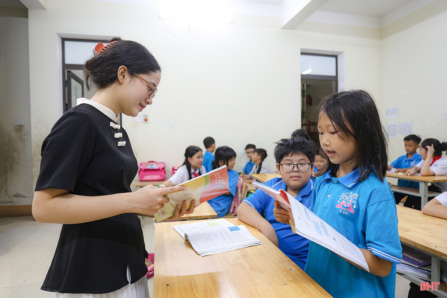 Cô giáo Trương Như Quỳnh thường xuyên tham gia giảng dạy với mong muốn giúp các em nhỏ tự tin, nỗ lực hơn trong học tập. bqbht_br_aimg-1614.jpg