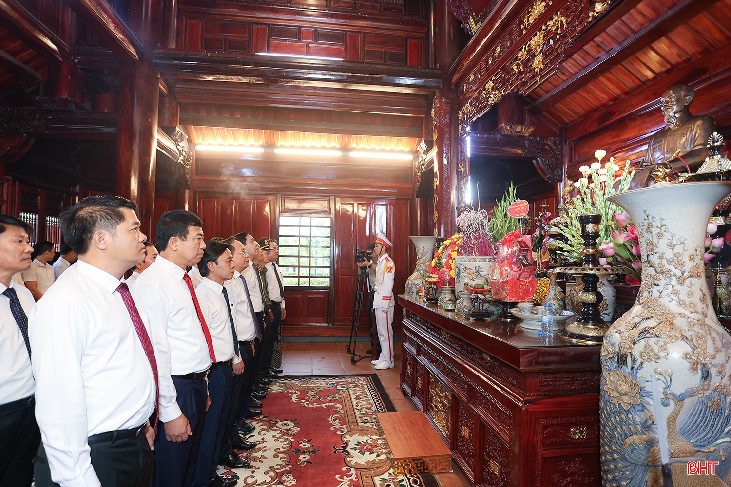 Đồng chí Bí thư Tỉnh ủy cùng các đồng chí lãnh đạo tỉnh dâng hương tại Nhà lưu niệm Bác Hồ. bqbht_br_aimg-0229.jpg