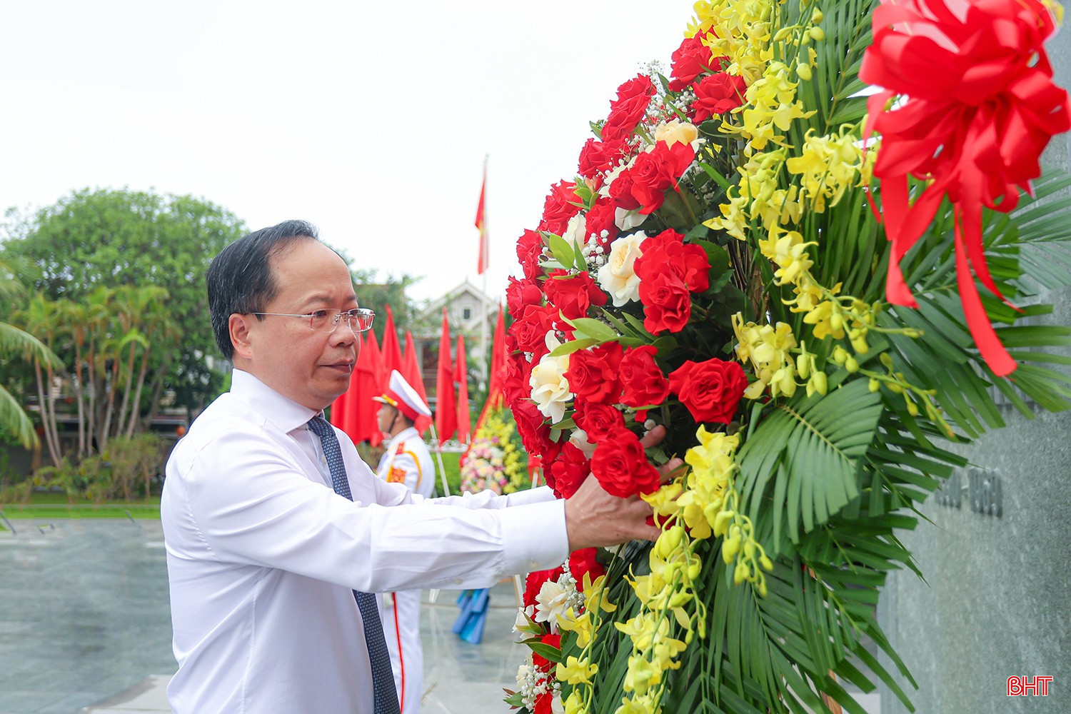 Đồng chí Nguyễn Duy Lâm - Bí thư Tỉnh ủy dâng vòng hoa tại Khu lưu niệm Bác Hồ về thăm Hà Tĩnh. bqbht_br_aimg-0222.jpg