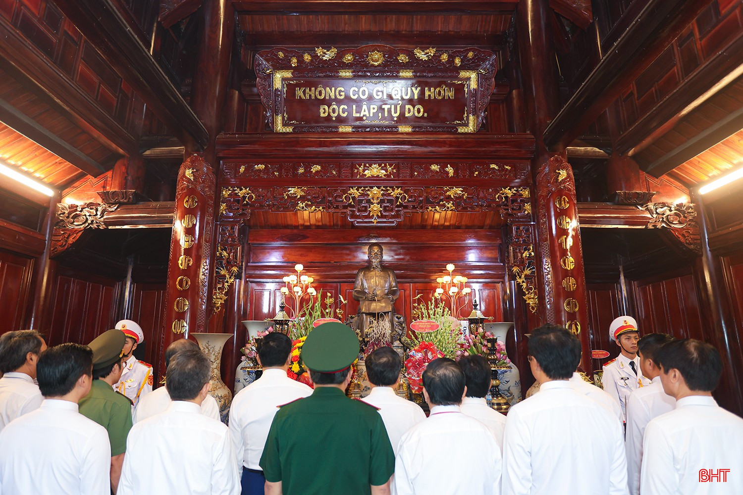 Đoàn đại biểu bày tỏ lòng biết ơn vô hạn, thành kính tưởng nhớ công lao to lớn của Người bqbht_br_aimg-0237.jpg